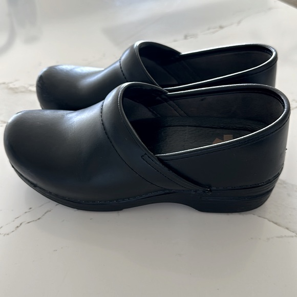 Women’s Dansko Black Shoes - Picture 2 of 6